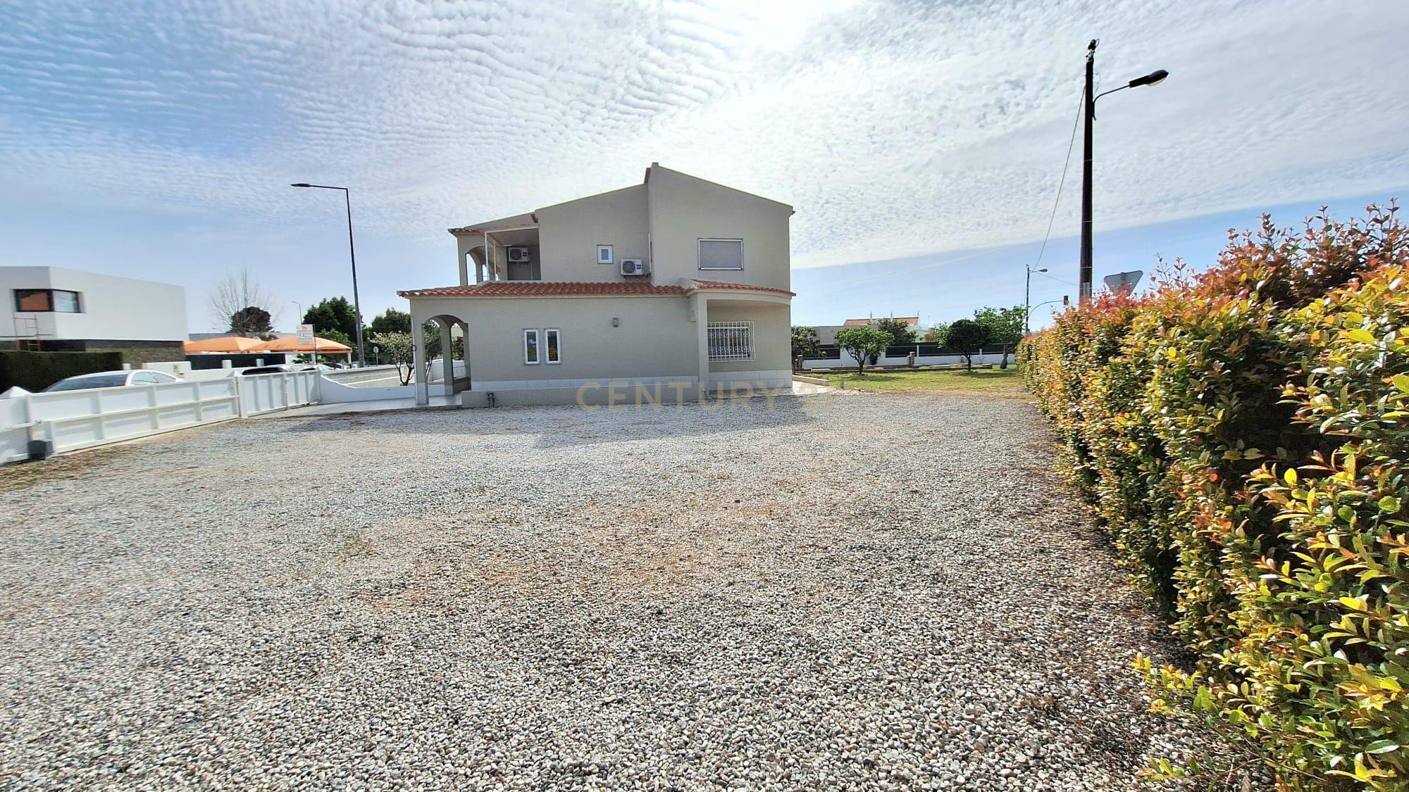 Predio com espaço comercial e a apartamento t3 em Pêra - Image 10