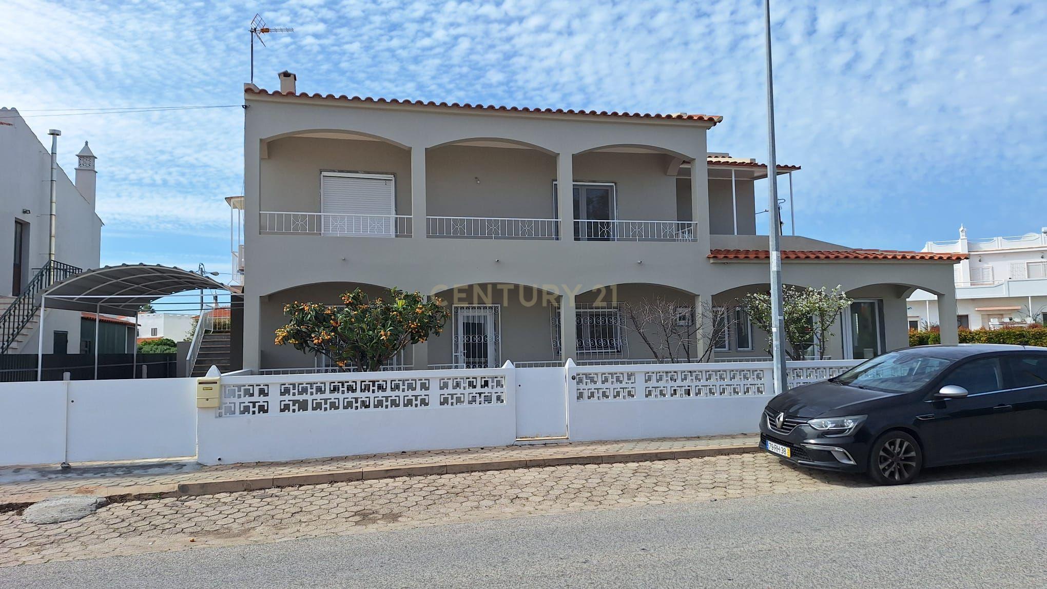 Predio com espaço comercial e a apartamento t3 em Pêra - Image 12