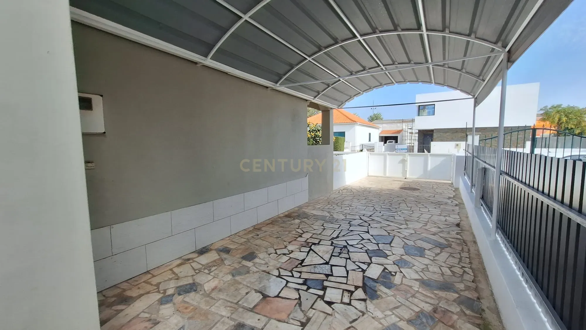 Predio com espaço comercial e a apartamento t3 em Pêra - Image 13