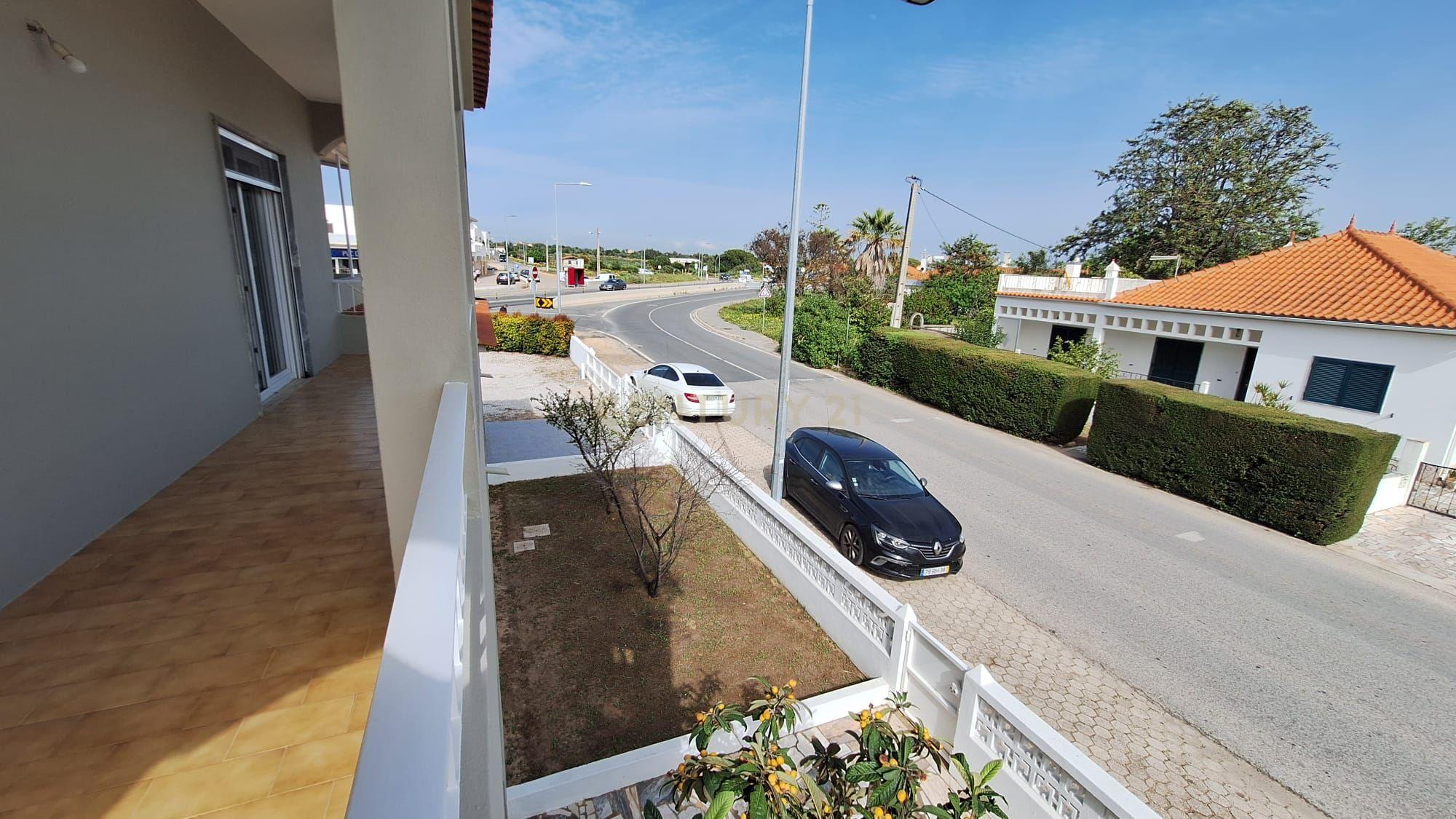 Predio com espaço comercial e a apartamento t3 em Pêra - Image 14