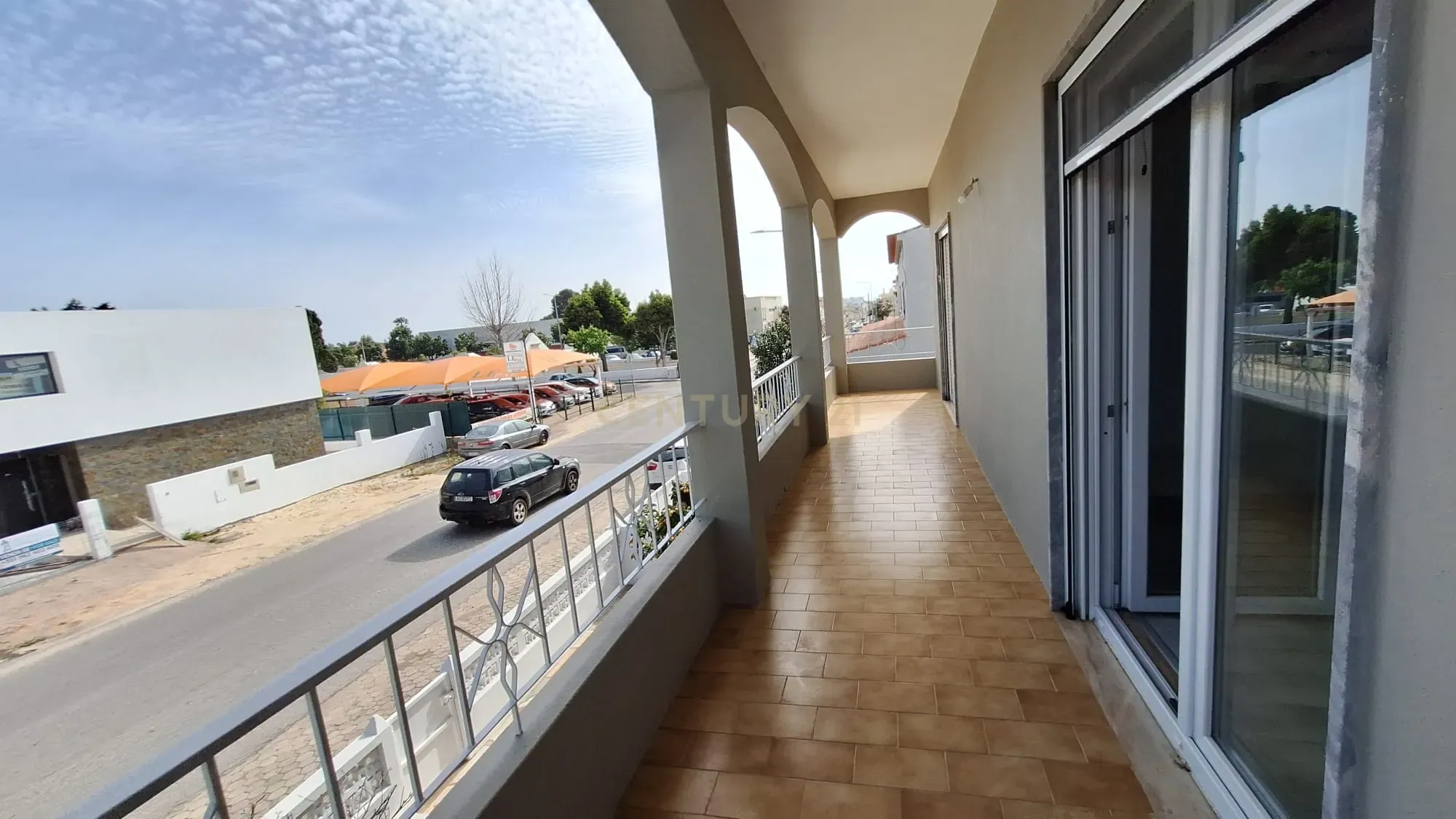 Predio com espaço comercial e a apartamento t3 em Pêra - Image 15