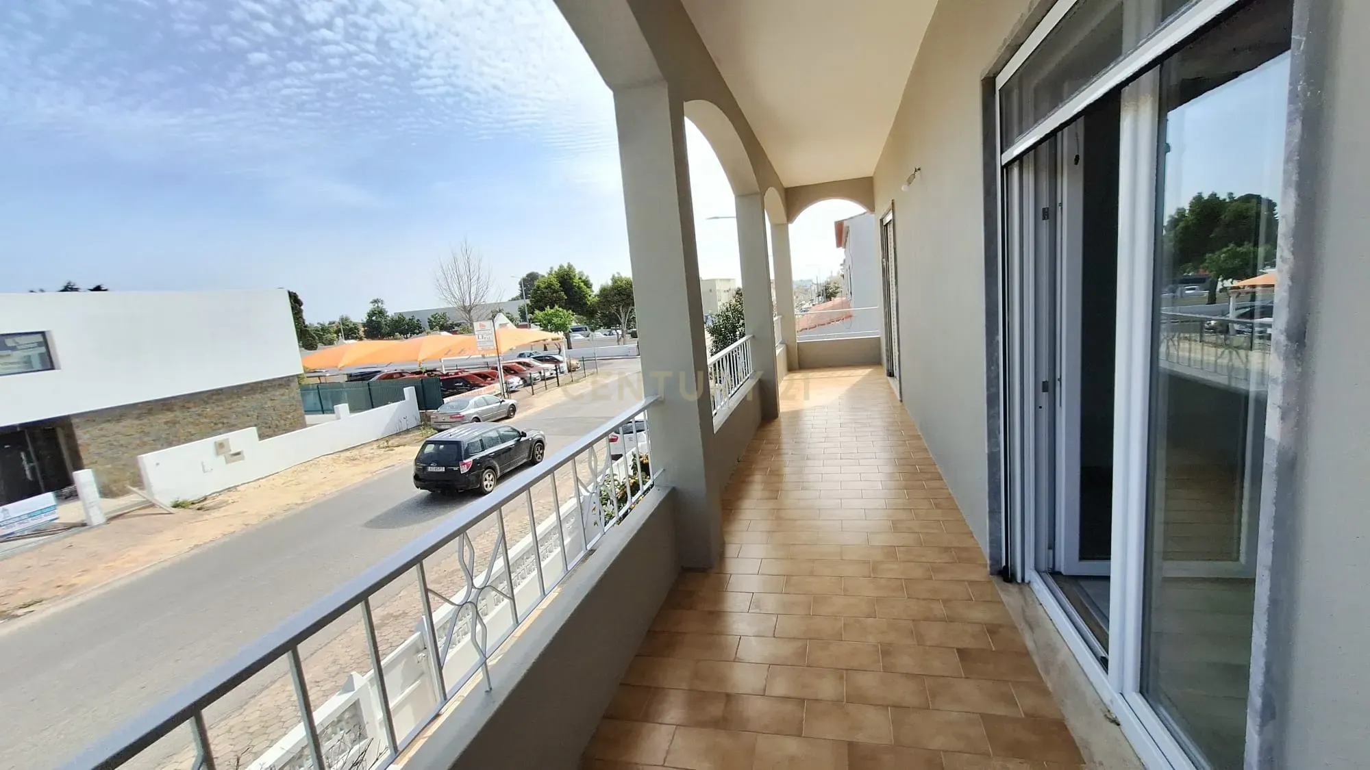 Predio com espaço comercial e a apartamento t3 em Pêra - Image 16