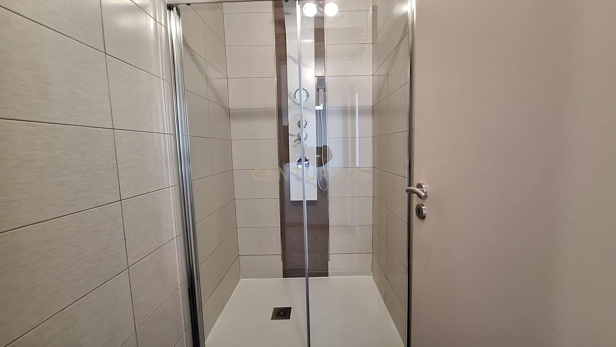 Predio com espaço comercial e a apartamento t3 em Pêra - Image 17