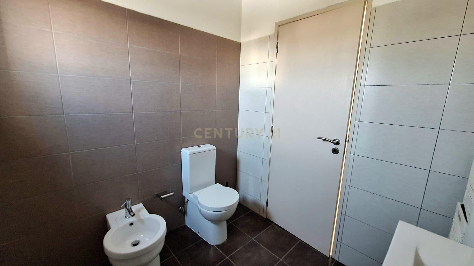 Predio com espaço comercial e a apartamento t3 em Pêra - Image 18