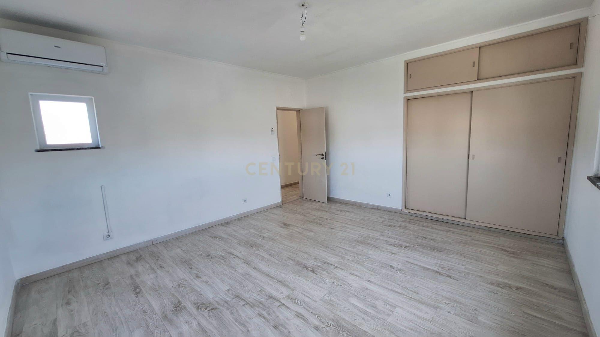 Predio com espaço comercial e a apartamento t3 em Pêra - Image 19