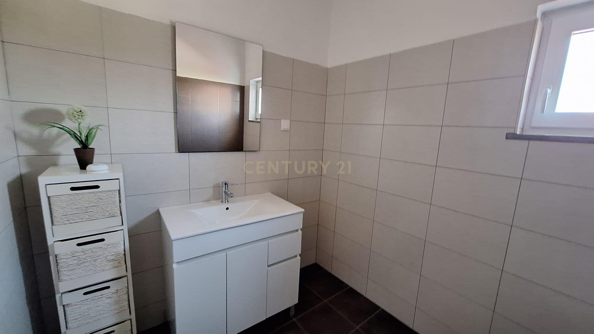 Predio com espaço comercial e a apartamento t3 em Pêra - Image 20