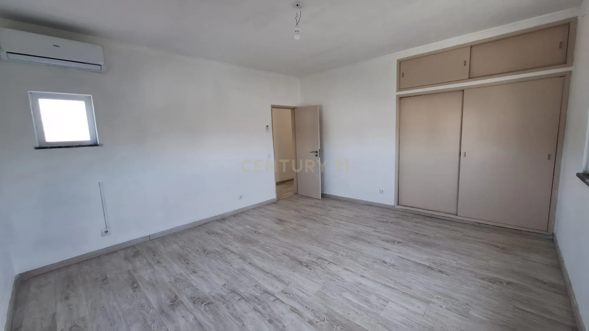 Predio com espaço comercial e a apartamento t3 em Pêra - Image 21
