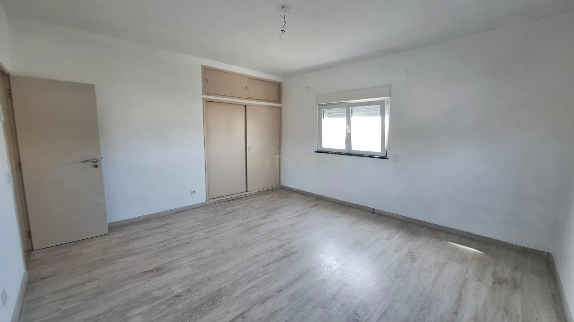 Predio com espaço comercial e a apartamento t3 em Pêra - Image 22