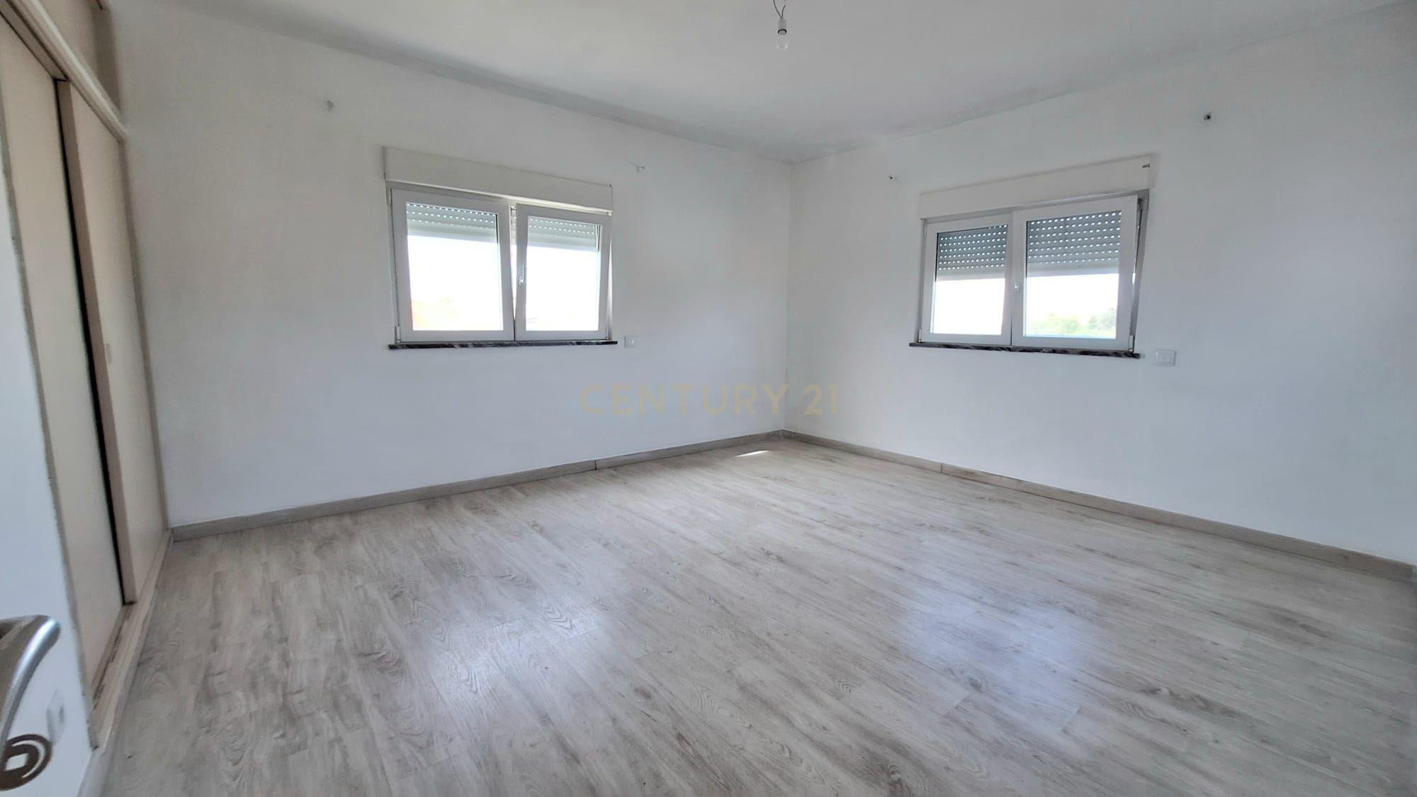Predio com espaço comercial e a apartamento t3 em Pêra - Image 23