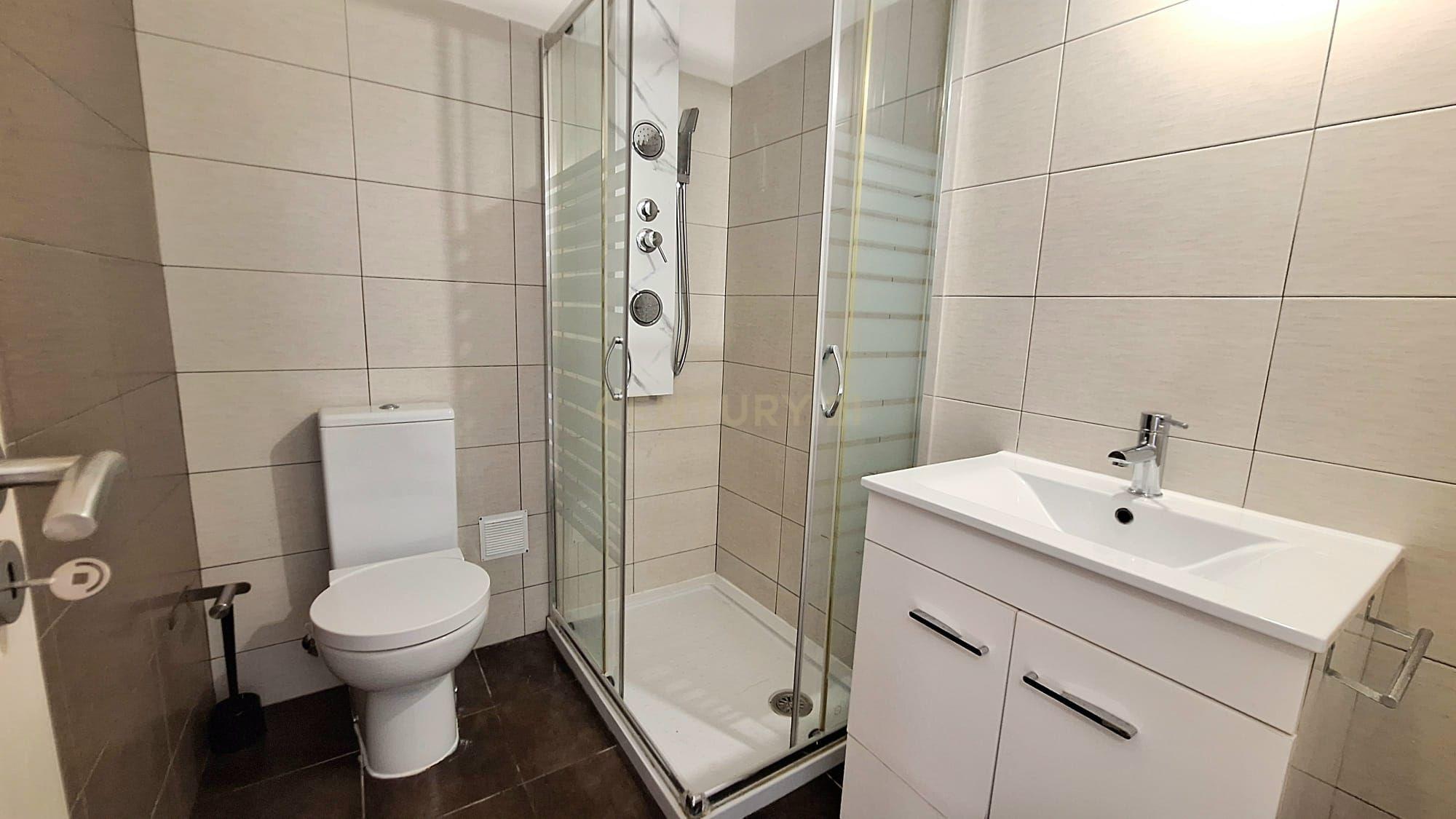 Predio com espaço comercial e a apartamento t3 em Pêra - Image 24