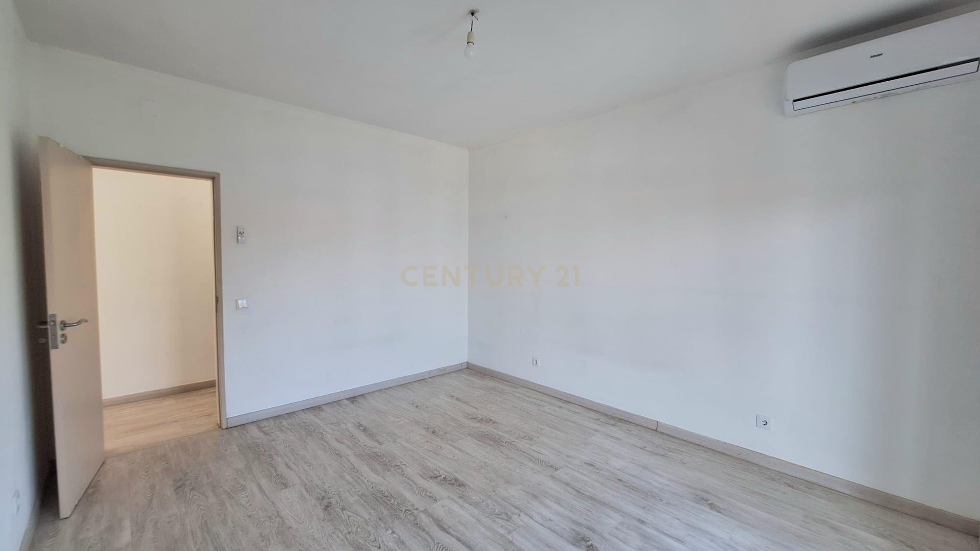 Predio com espaço comercial e a apartamento t3 em Pêra - Image 25