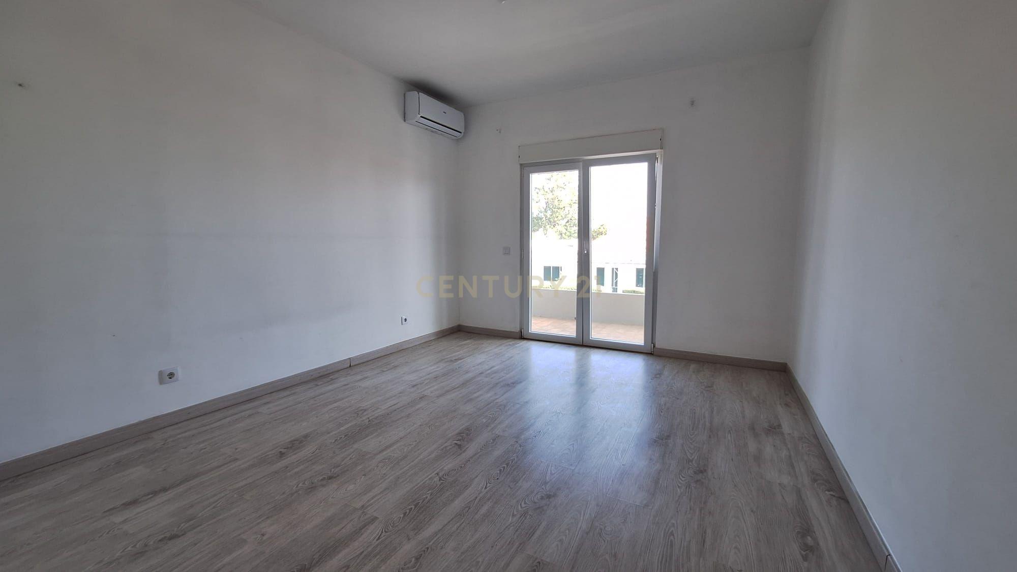 Predio com espaço comercial e a apartamento t3 em Pêra - Image 26