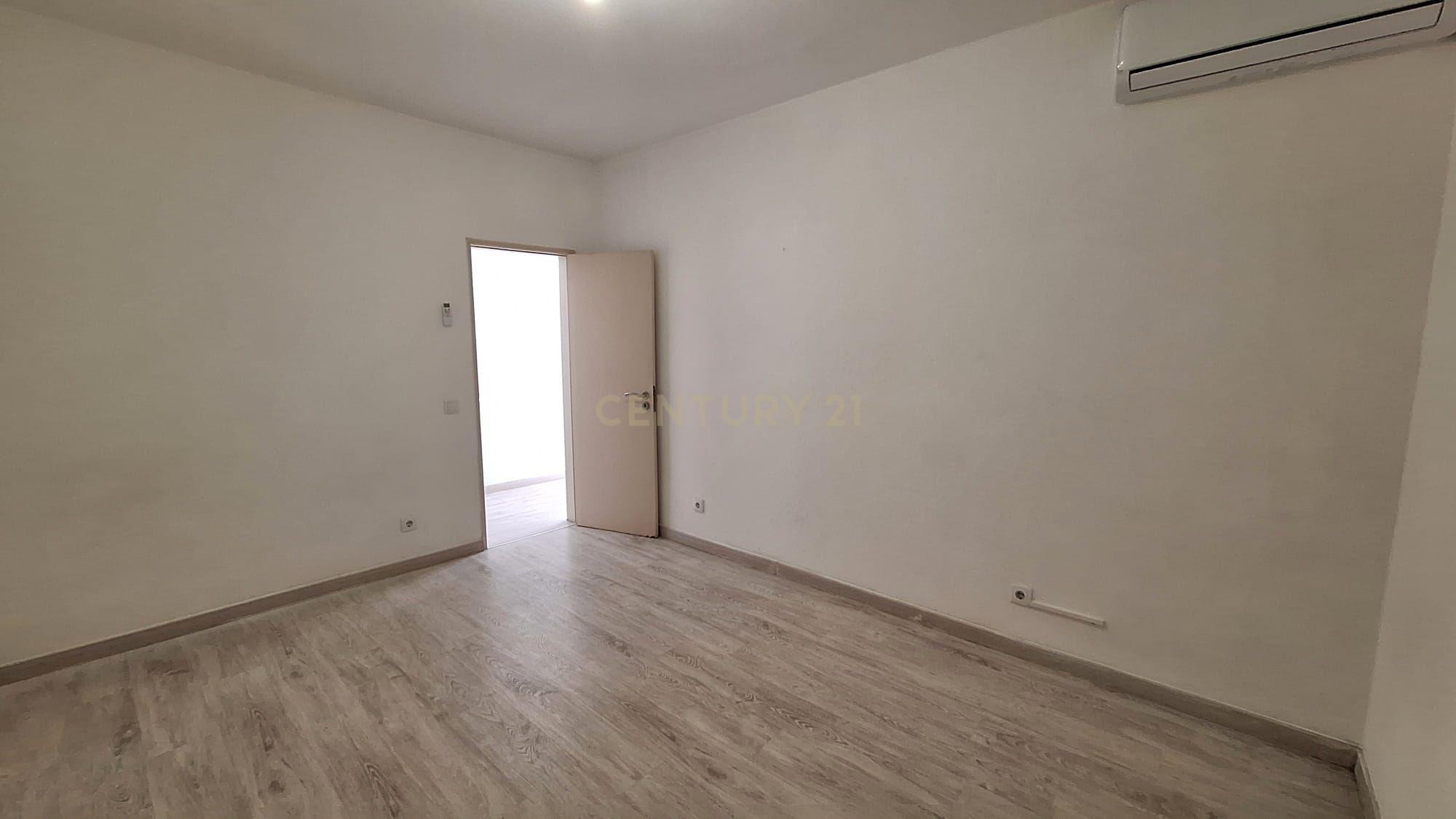 Predio com espaço comercial e a apartamento t3 em Pêra - Image 27