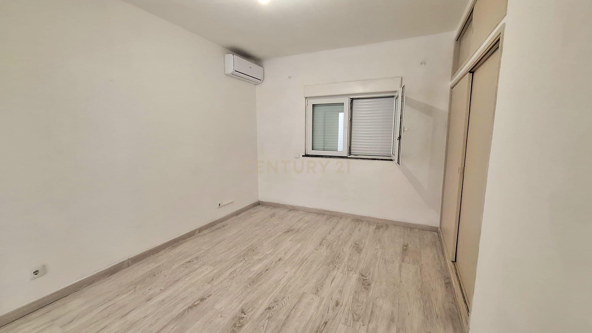 Predio com espaço comercial e a apartamento t3 em Pêra - Image 28