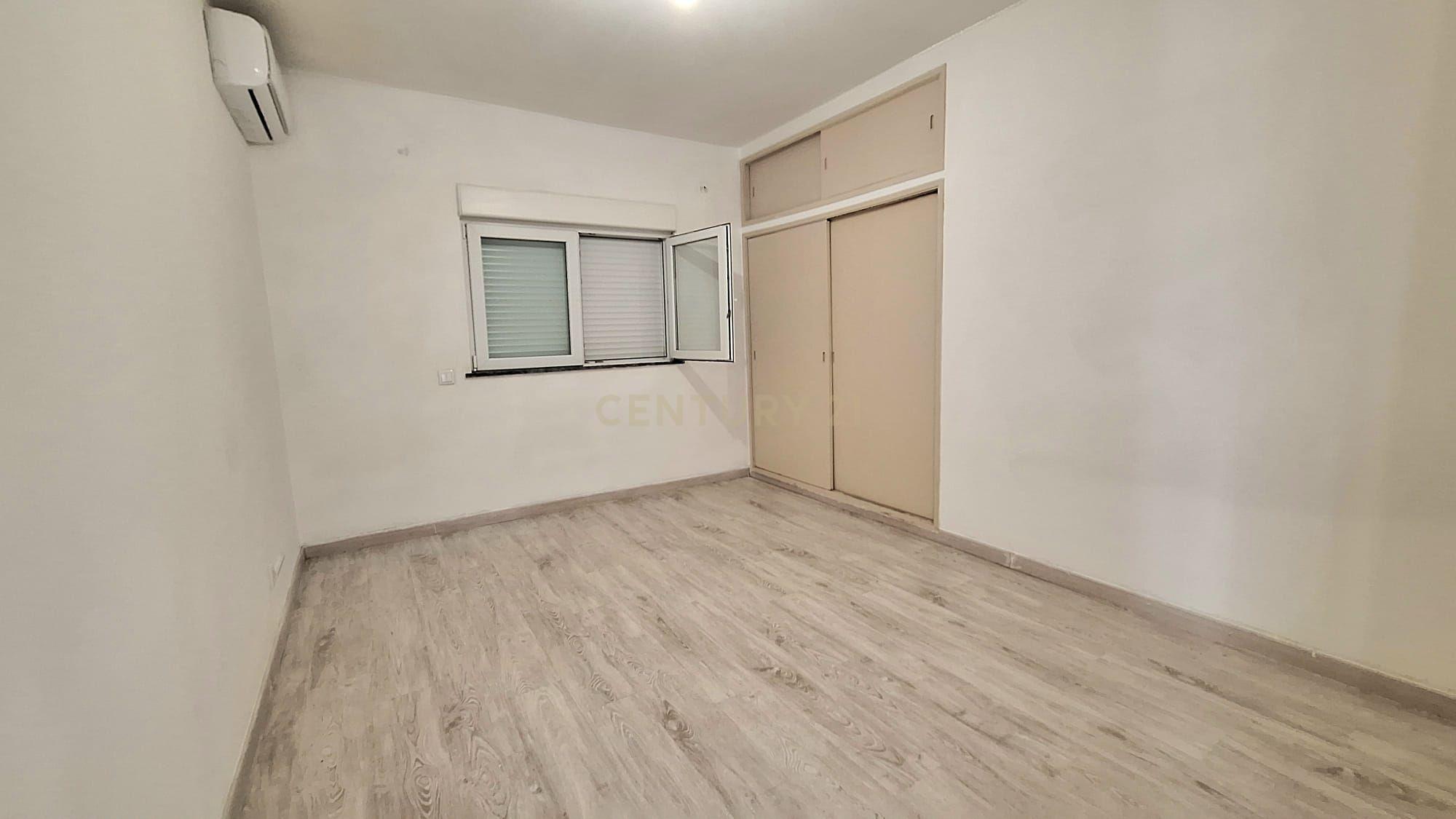 Predio com espaço comercial e a apartamento t3 em Pêra - Image 29