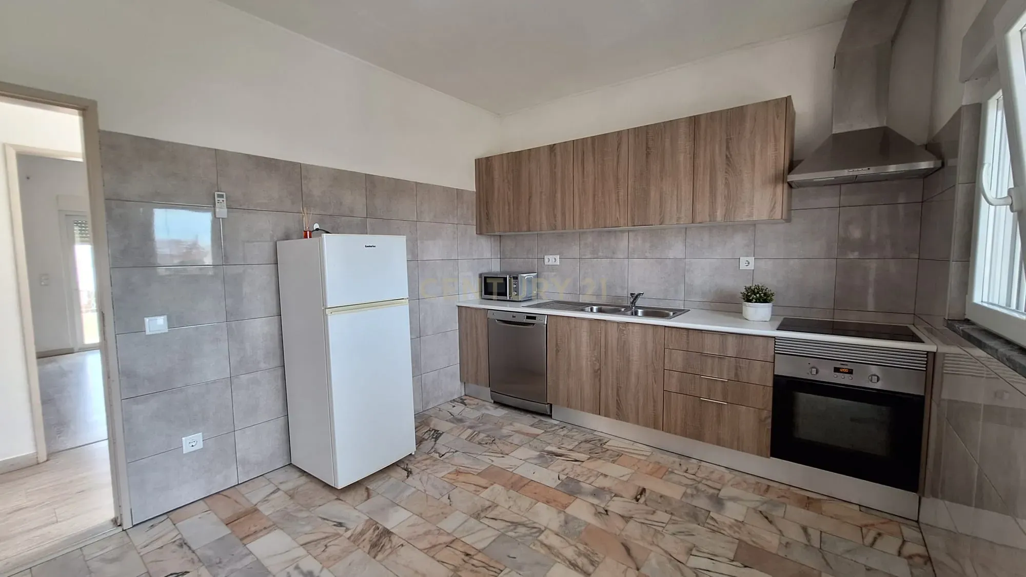 Predio com espaço comercial e a apartamento t3 em Pêra - Image 32