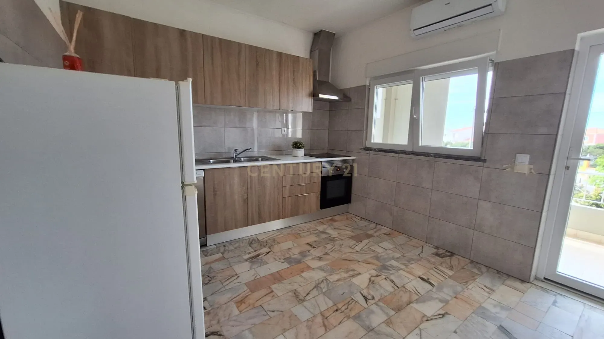 Predio com espaço comercial e a apartamento t3 em Pêra - Image 33