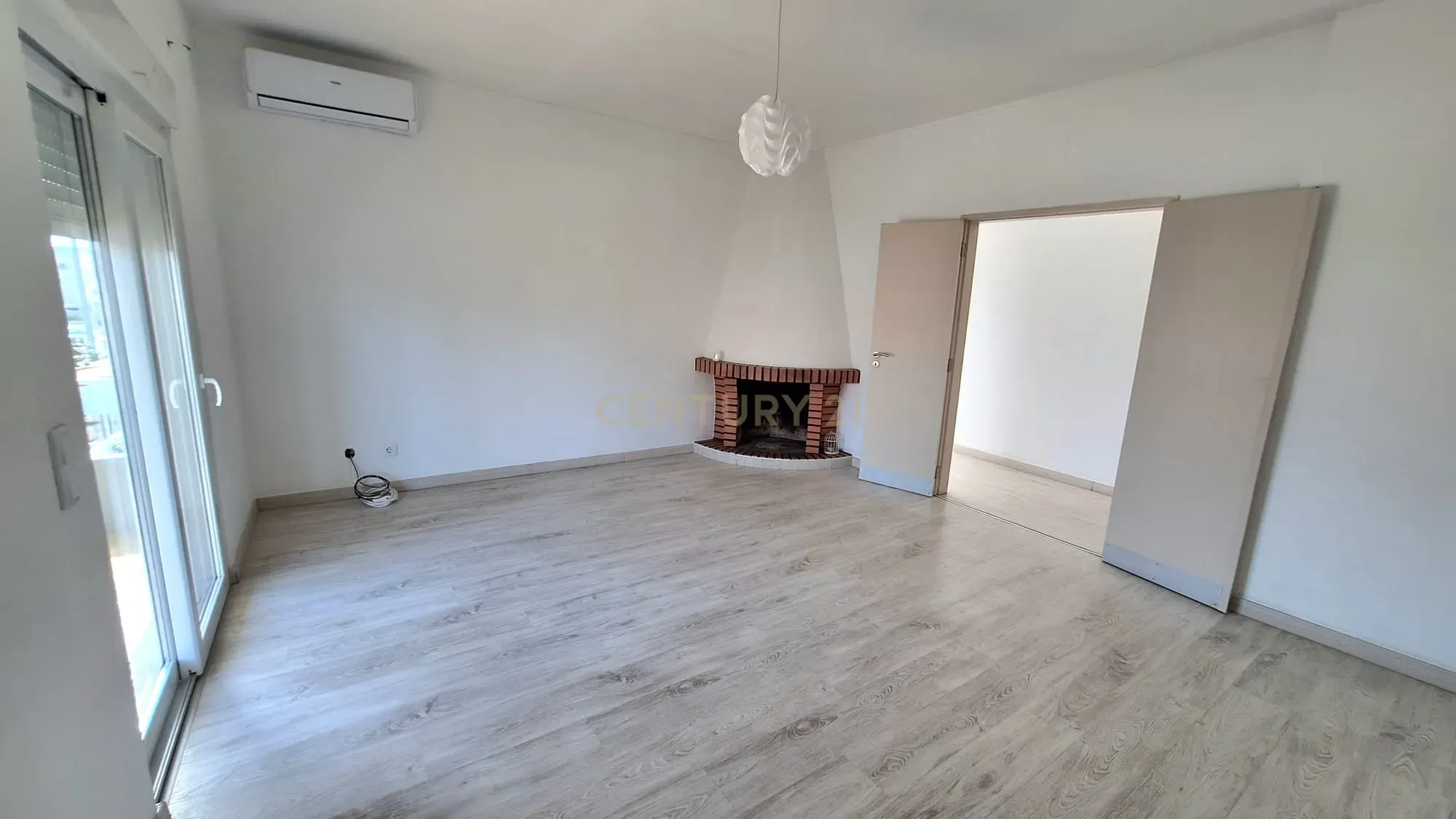 Predio com espaço comercial e a apartamento t3 em Pêra - Image 34