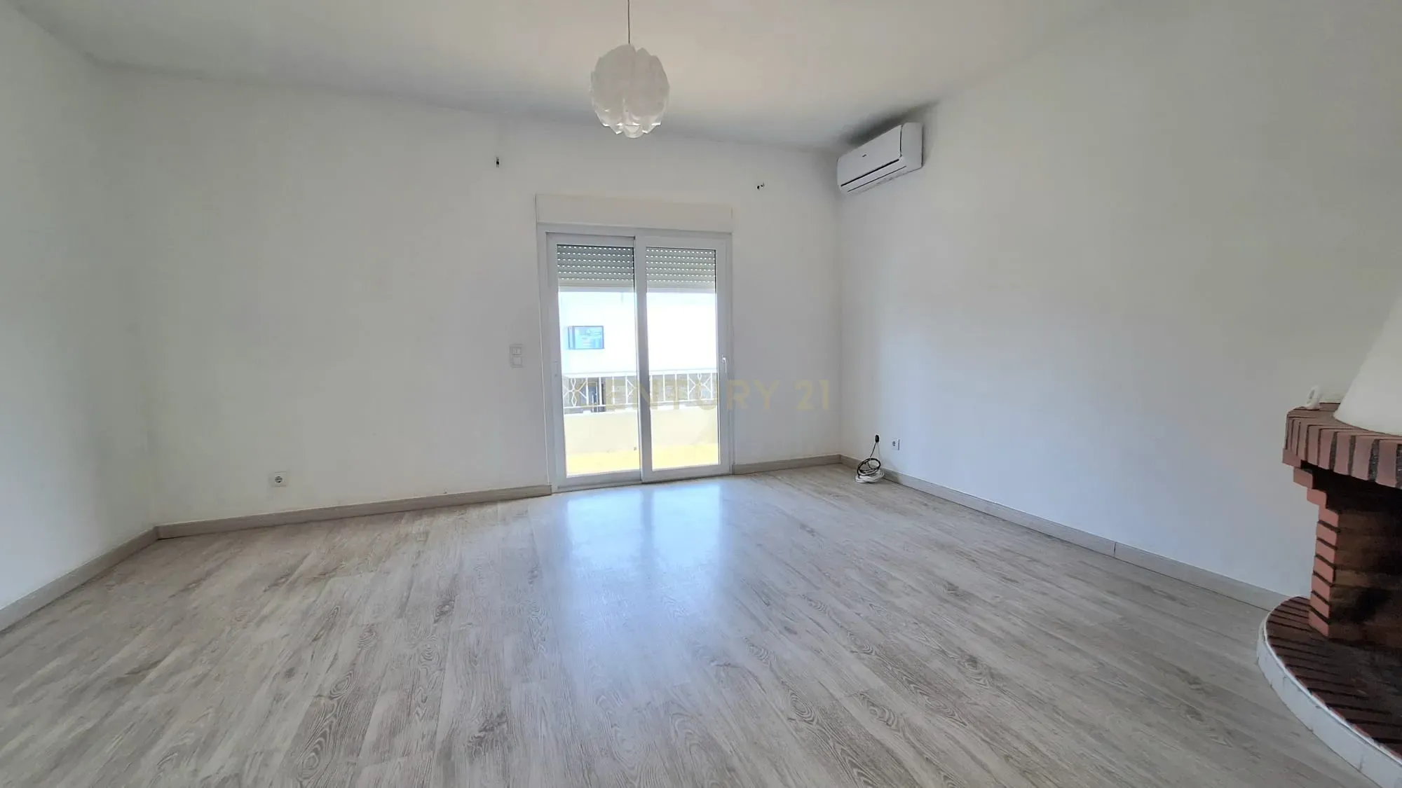 Predio com espaço comercial e a apartamento t3 em Pêra - Image 35