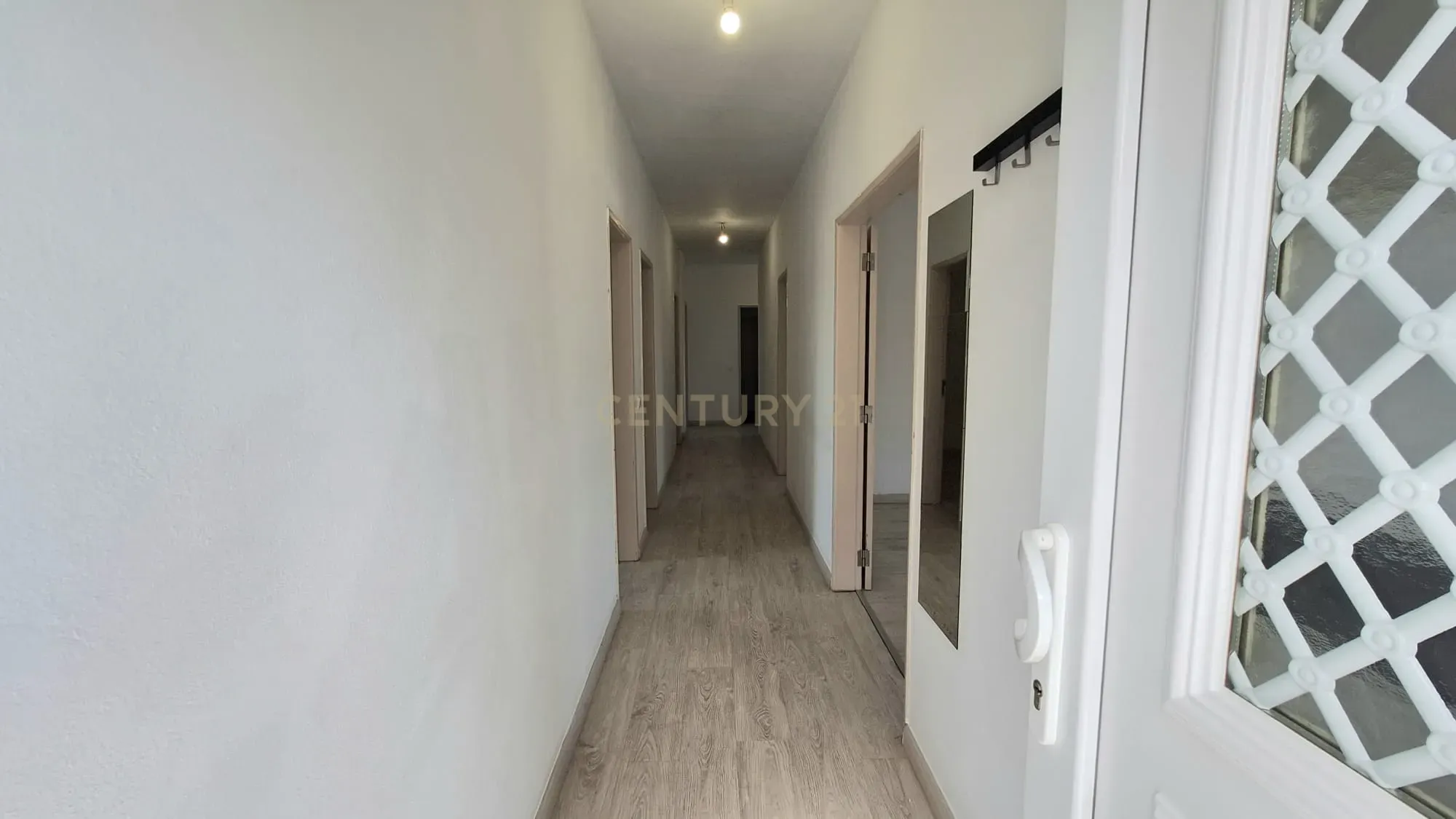 Predio com espaço comercial e a apartamento t3 em Pêra - Image 36