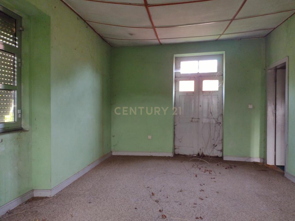 Moradia para remodelação e Terreno | Anta, Espinho - Image 17