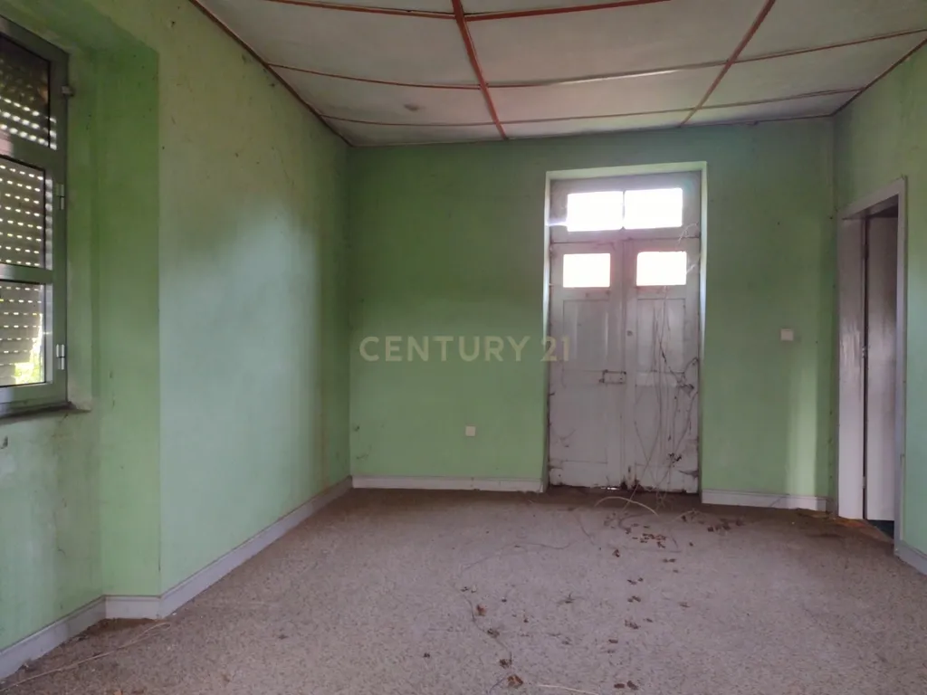 Moradia para remodelação e Terreno | Anta, Espinho - Image 17