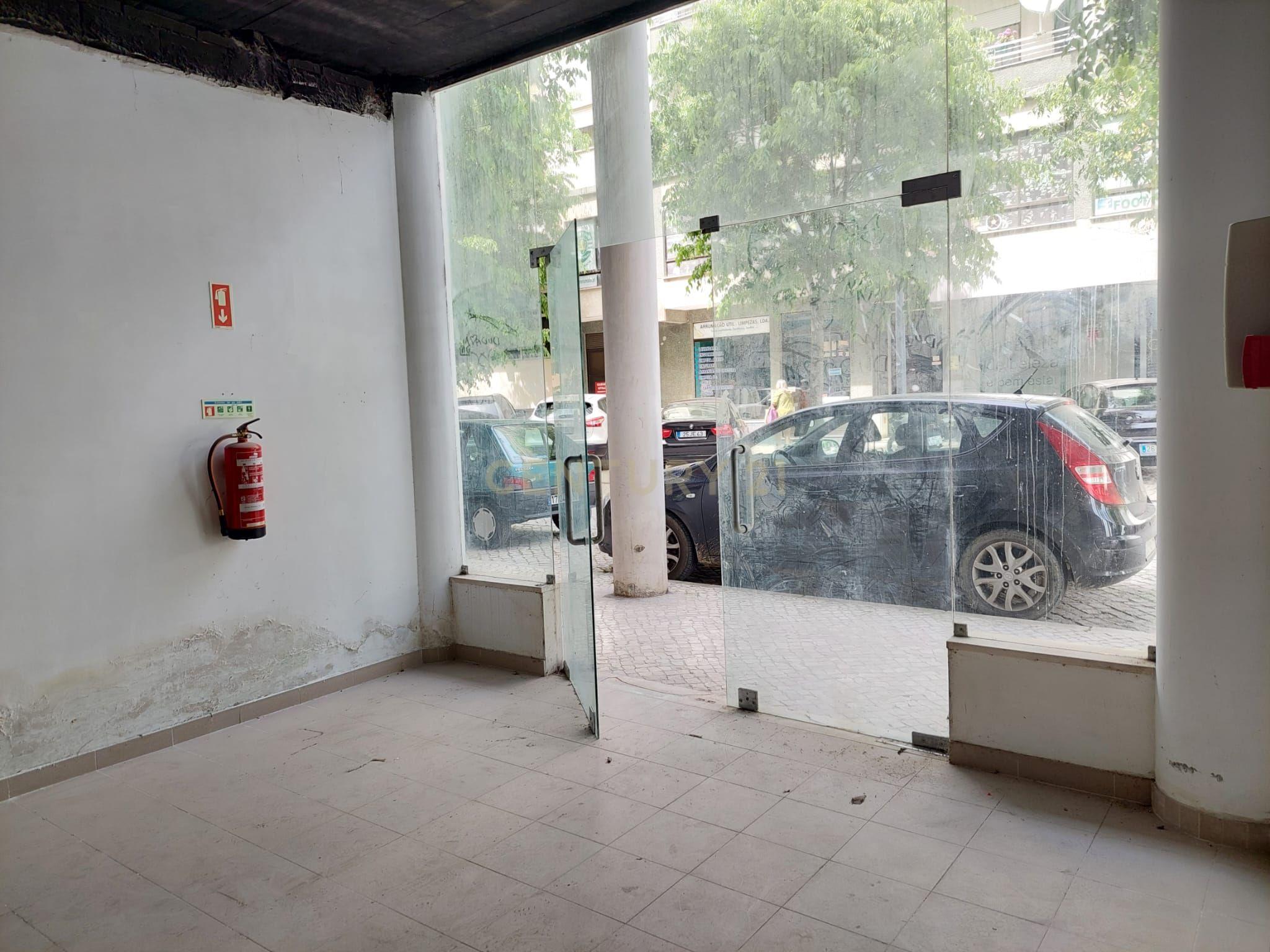 Comércio ou serviços com 140 m2 no CENTRO DE RIO MAIOR - Image 7