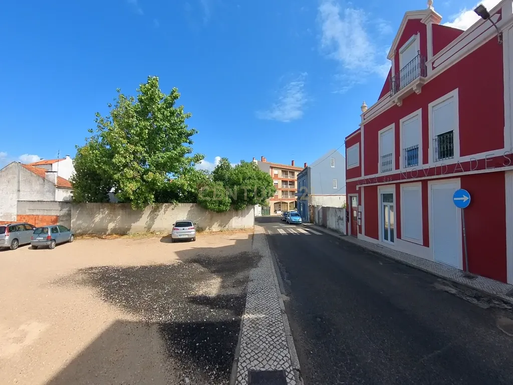 Terreno para construção no Centro do Bombarral. Óptima oportunidade de negócio. - Image 1