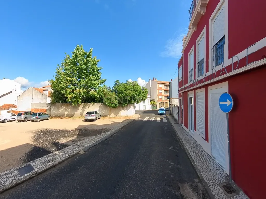 Terreno para construção no Centro do Bombarral. Óptima oportunidade de negócio. - Image 2