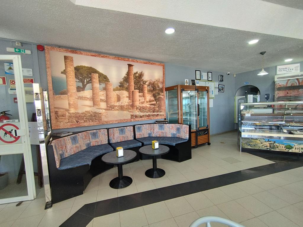 Café, pastelaria e gelataria localizado na deslumbrante praia de Santa Cruz. - Image 3