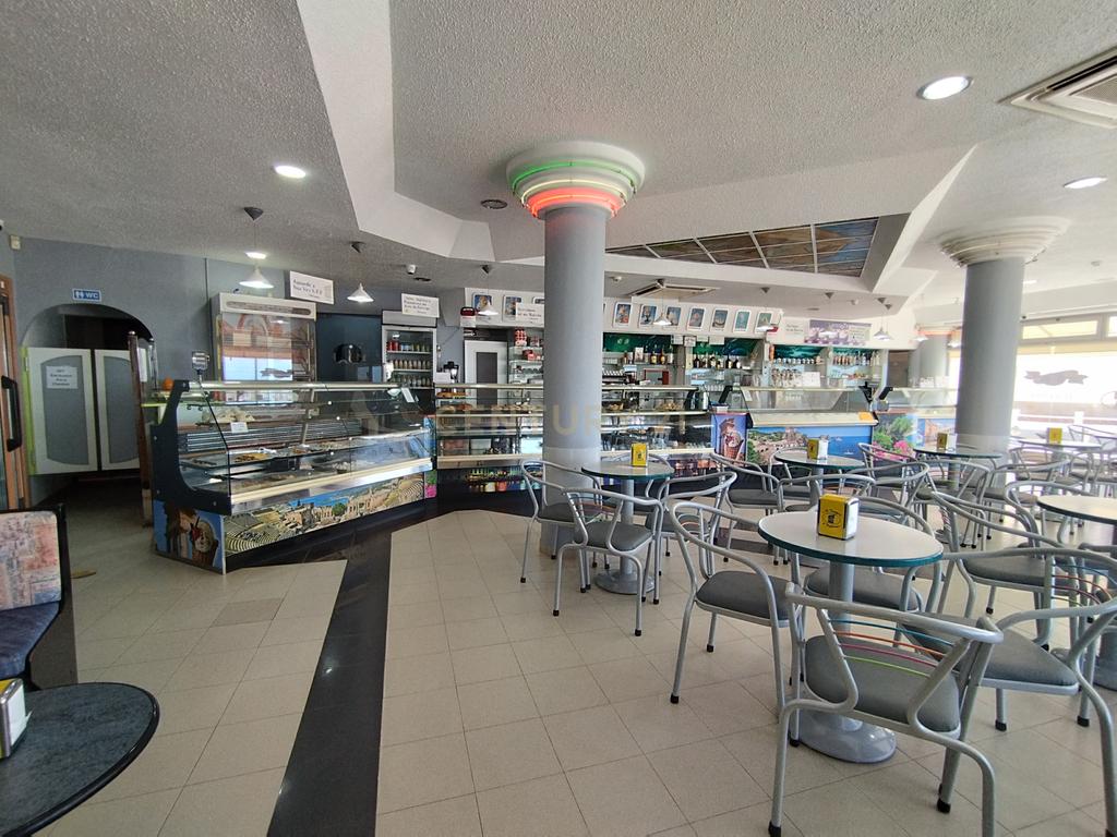 Café, pastelaria e gelataria localizado na deslumbrante praia de Santa Cruz. - Image 4