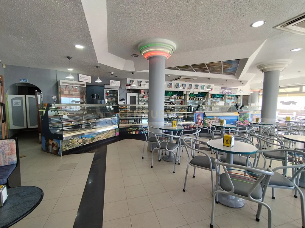 Café, Pastelaria e Gelataria localizado na deslumbrante praia de Santa Cruz. - Image 3