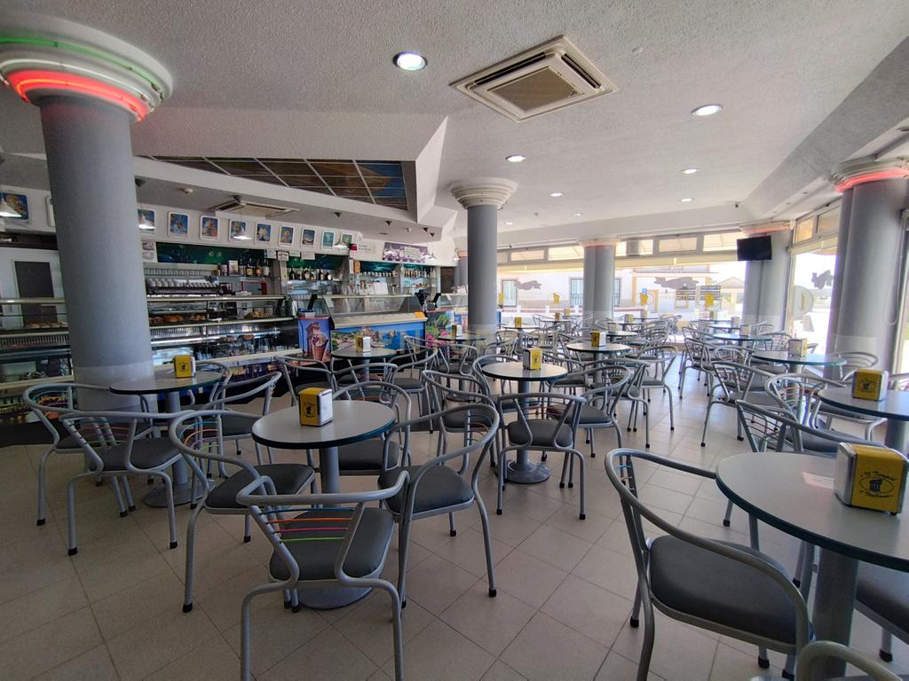 Café, pastelaria e gelataria localizado na deslumbrante praia de Santa Cruz. - Image 2