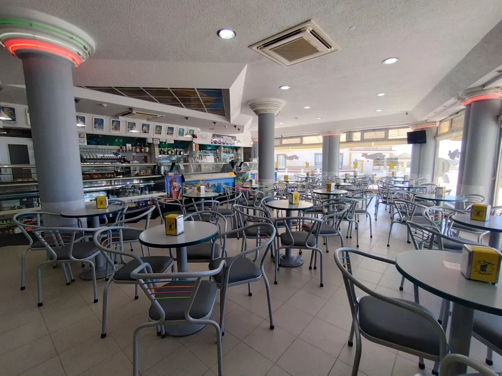 Café, Pastelaria e Gelataria localizado na deslumbrante praia de Santa Cruz. - Image 1
