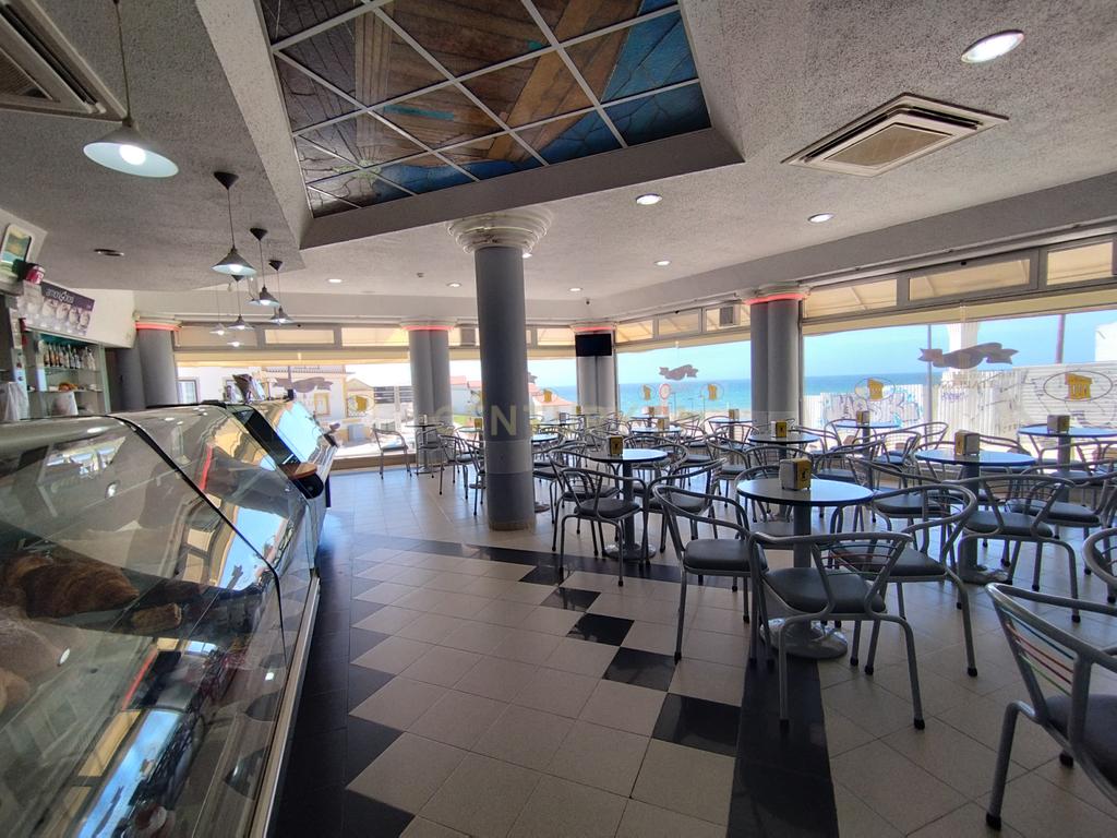 Café, pastelaria e gelataria localizado na deslumbrante praia de Santa Cruz. - Image 6