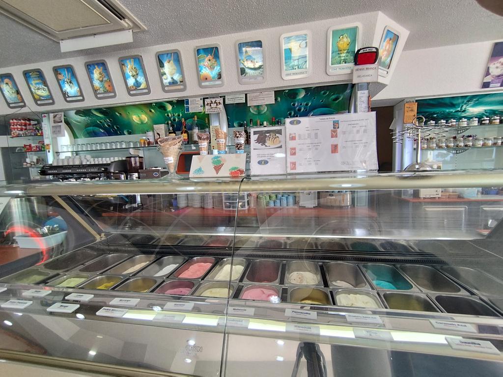 Café, pastelaria e gelataria localizado na deslumbrante praia de Santa Cruz. - Image 7