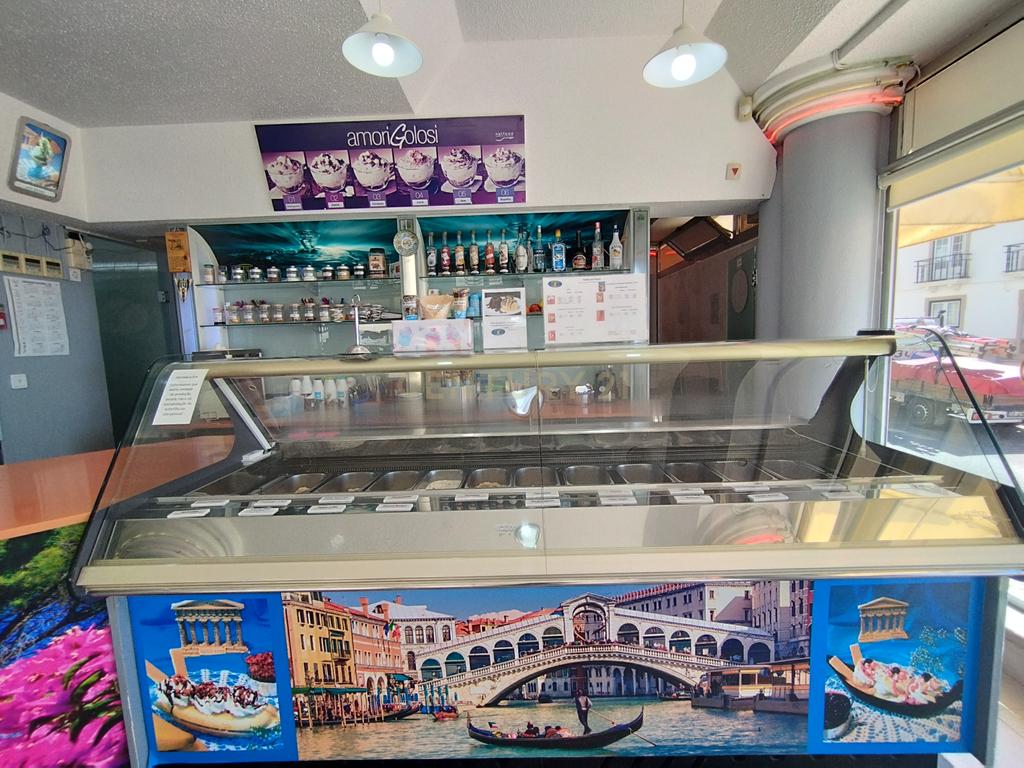 Café, pastelaria e gelataria localizado na deslumbrante praia de Santa Cruz. - Image 9