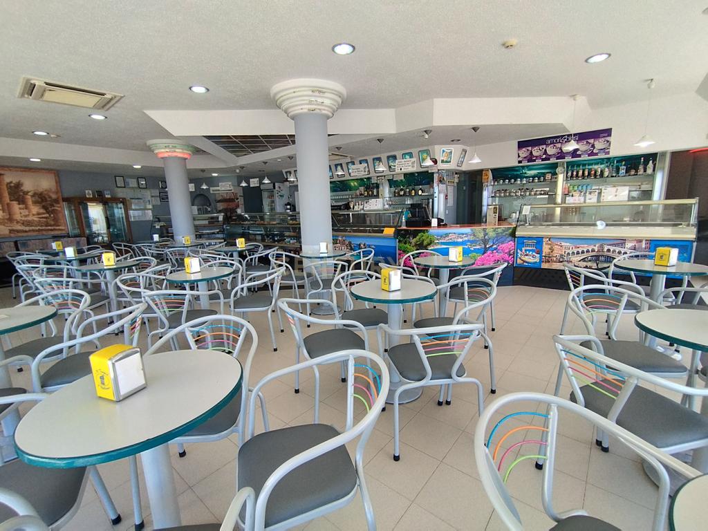 Café, pastelaria e gelataria localizado na deslumbrante praia de Santa Cruz. - Image 1