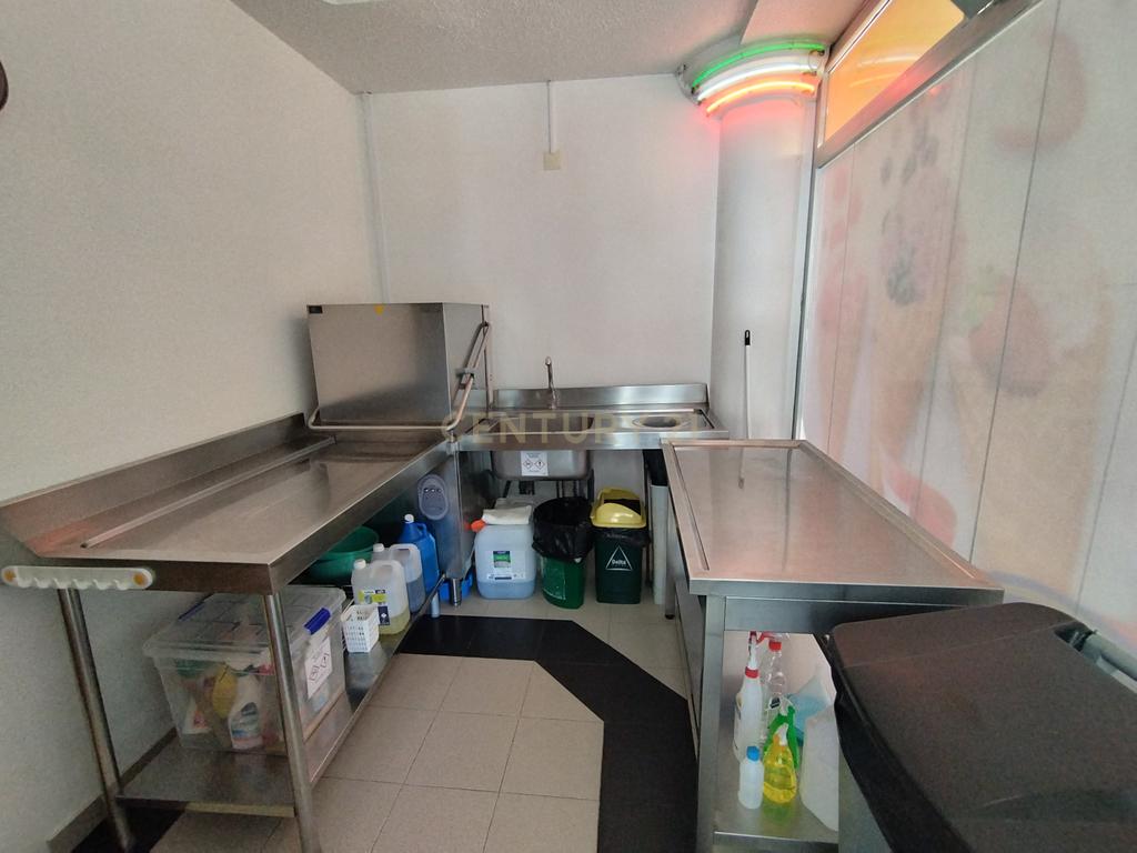 Café, pastelaria e gelataria localizado na deslumbrante praia de Santa Cruz. - Image 10