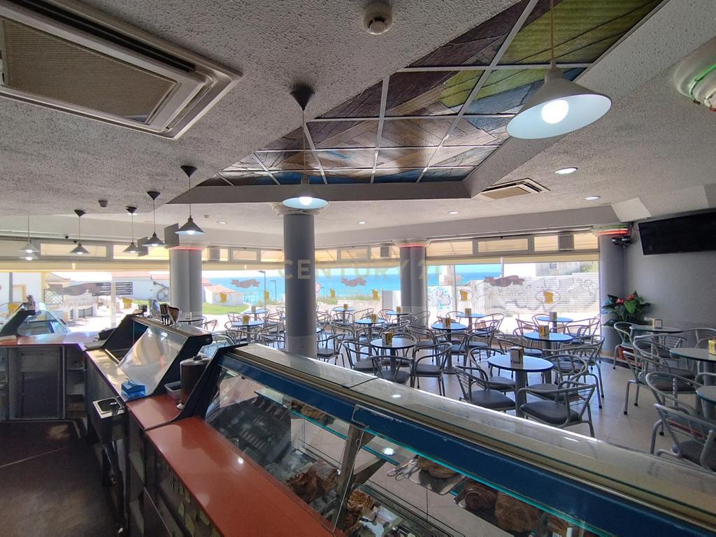 Café, pastelaria e gelataria localizado na deslumbrante praia de Santa Cruz. - Image 14