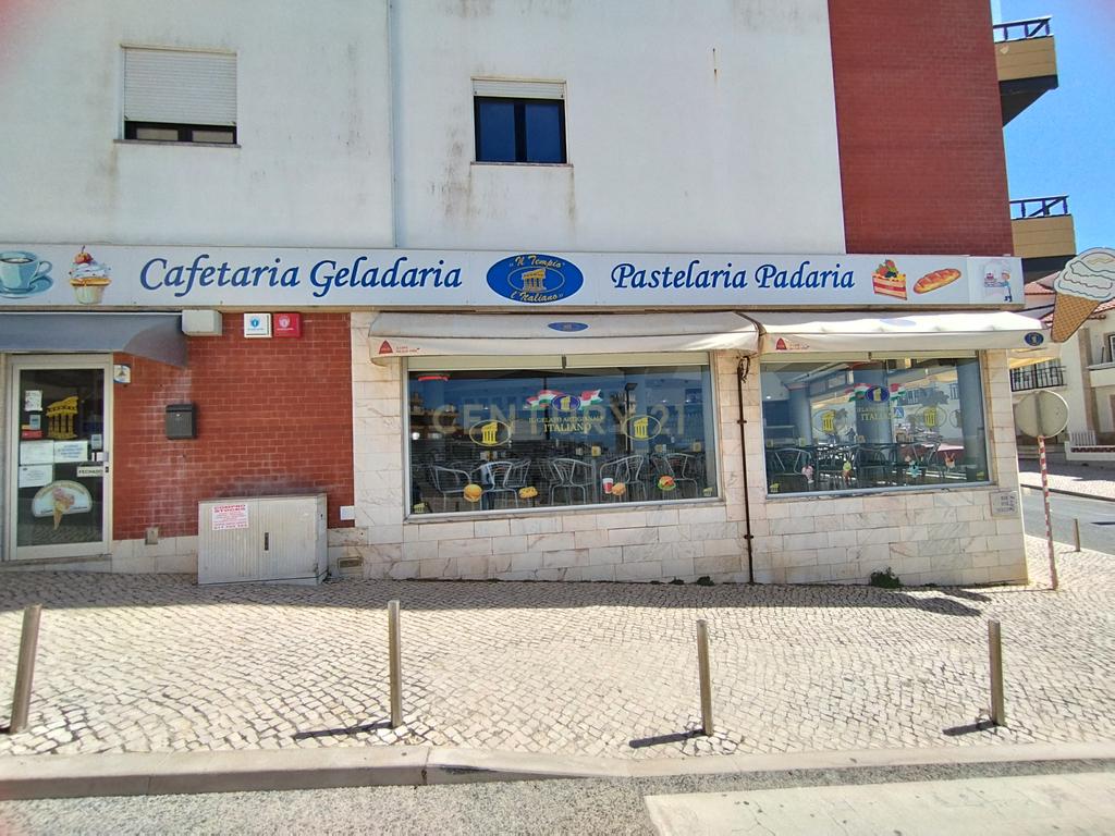 Café, pastelaria e gelataria localizado na deslumbrante praia de Santa Cruz. - Image 15