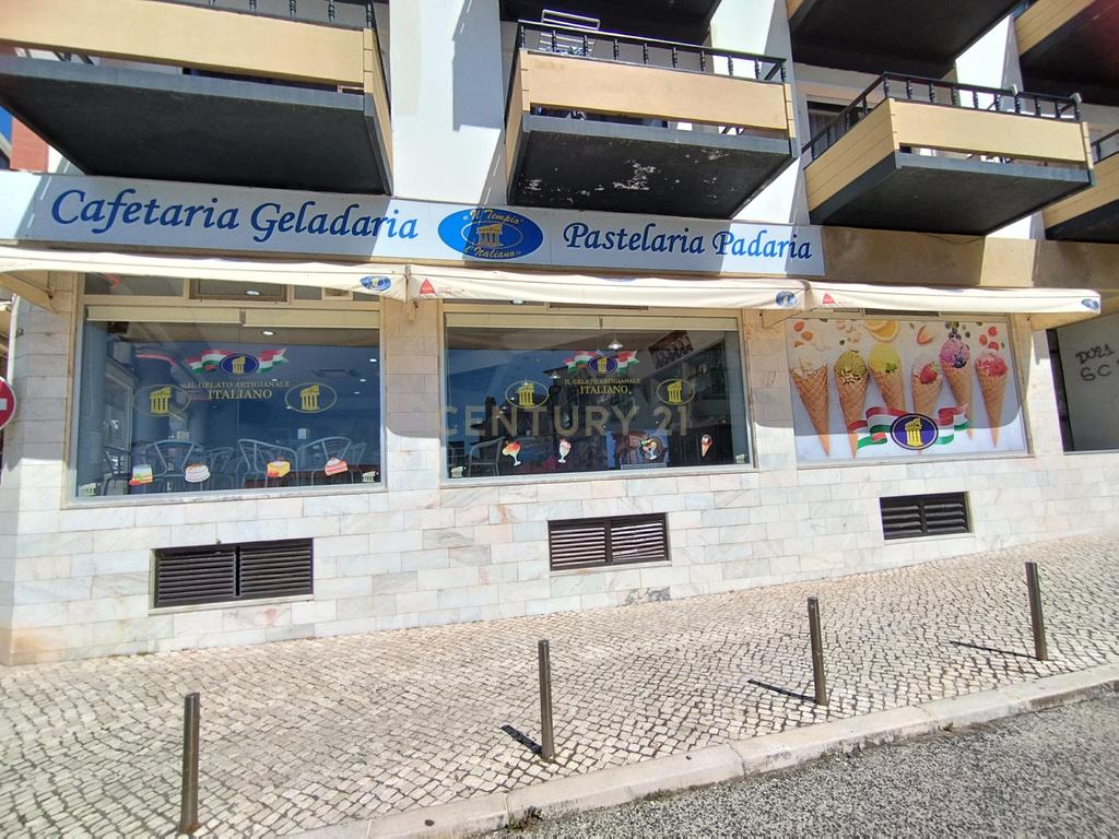 Café, pastelaria e gelataria localizado na deslumbrante praia de Santa Cruz. - Image 16