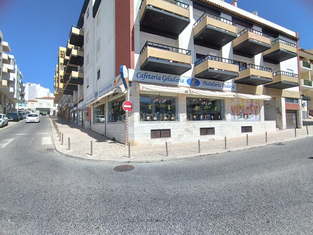 Café, pastelaria e gelataria localizado na deslumbrante praia de Santa Cruz. - Image 17