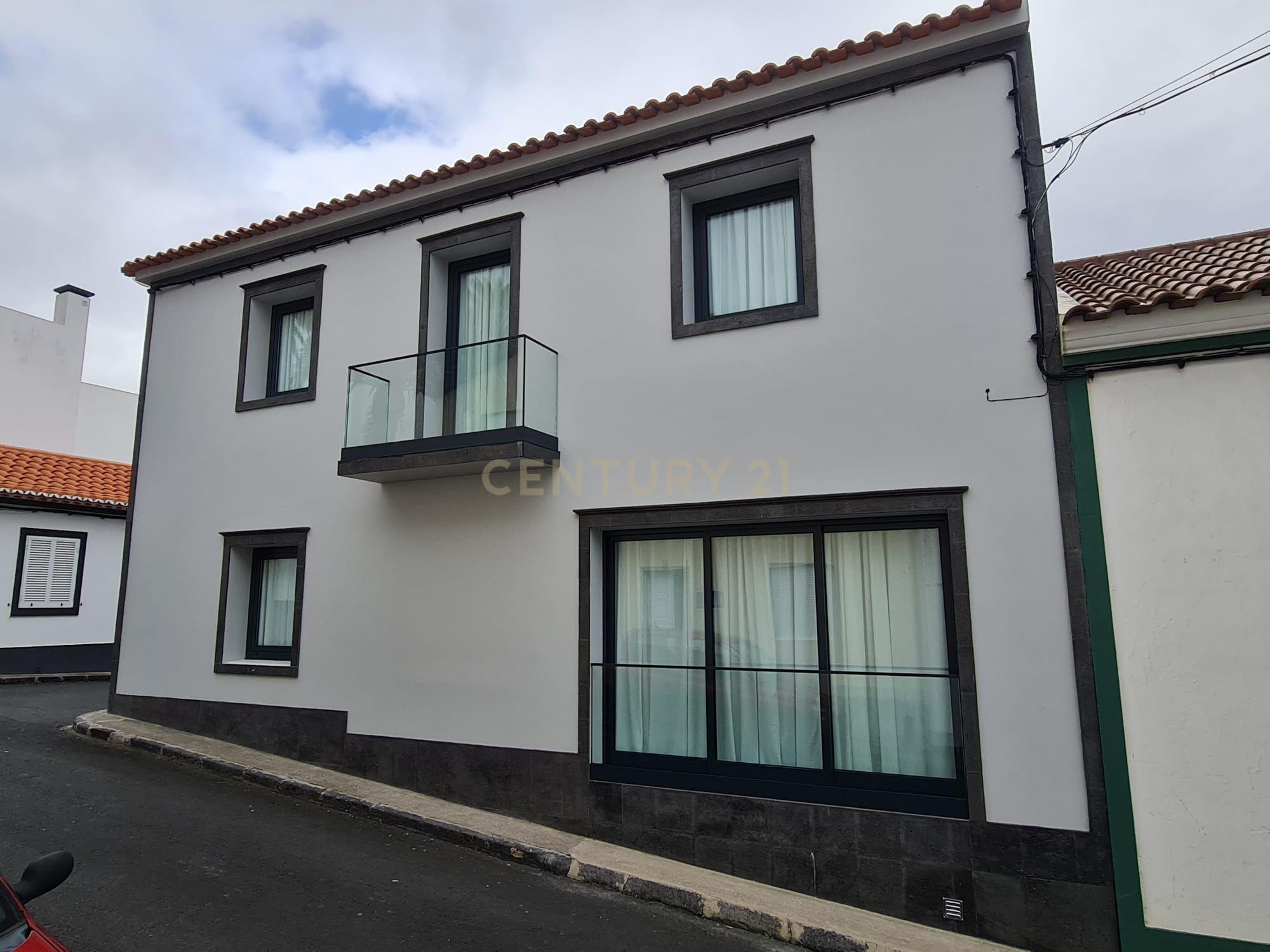 Moradia T3 Requintada em Vila Franca do Campo - Image 10