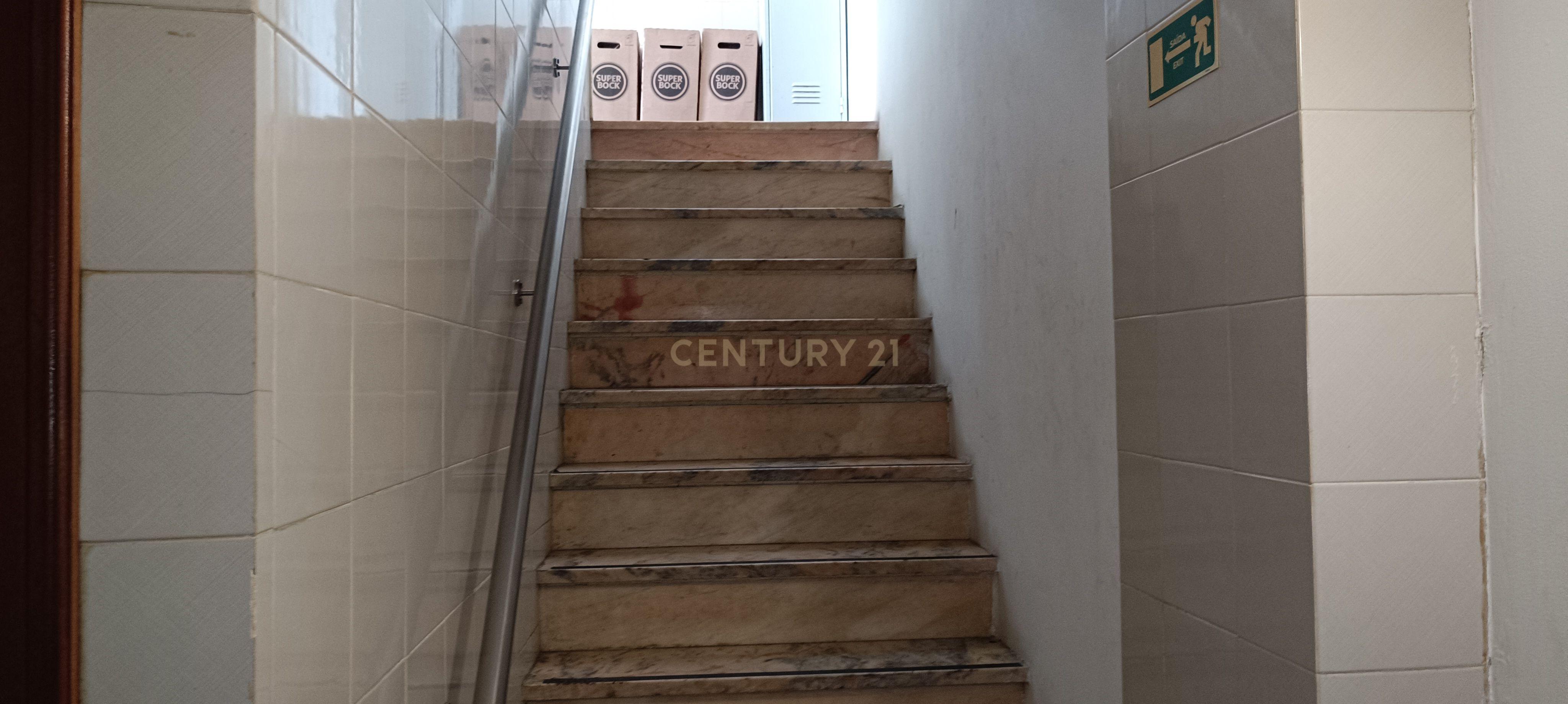 Loja com 2 Pisos no Cacém - Image 9