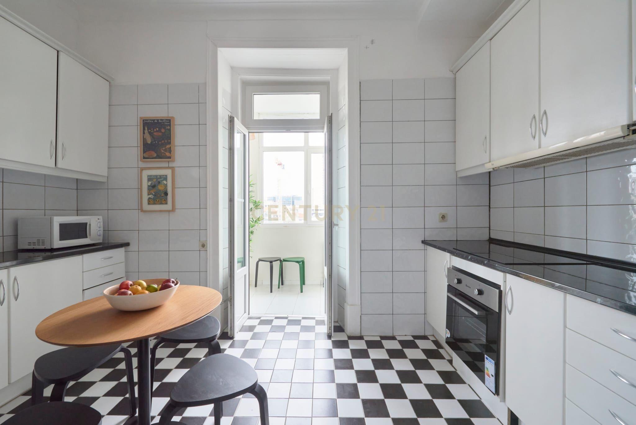 Apartamento com 11 quartos na Avenida António Augusto Aguiar - Avenidas Novas - Image 11