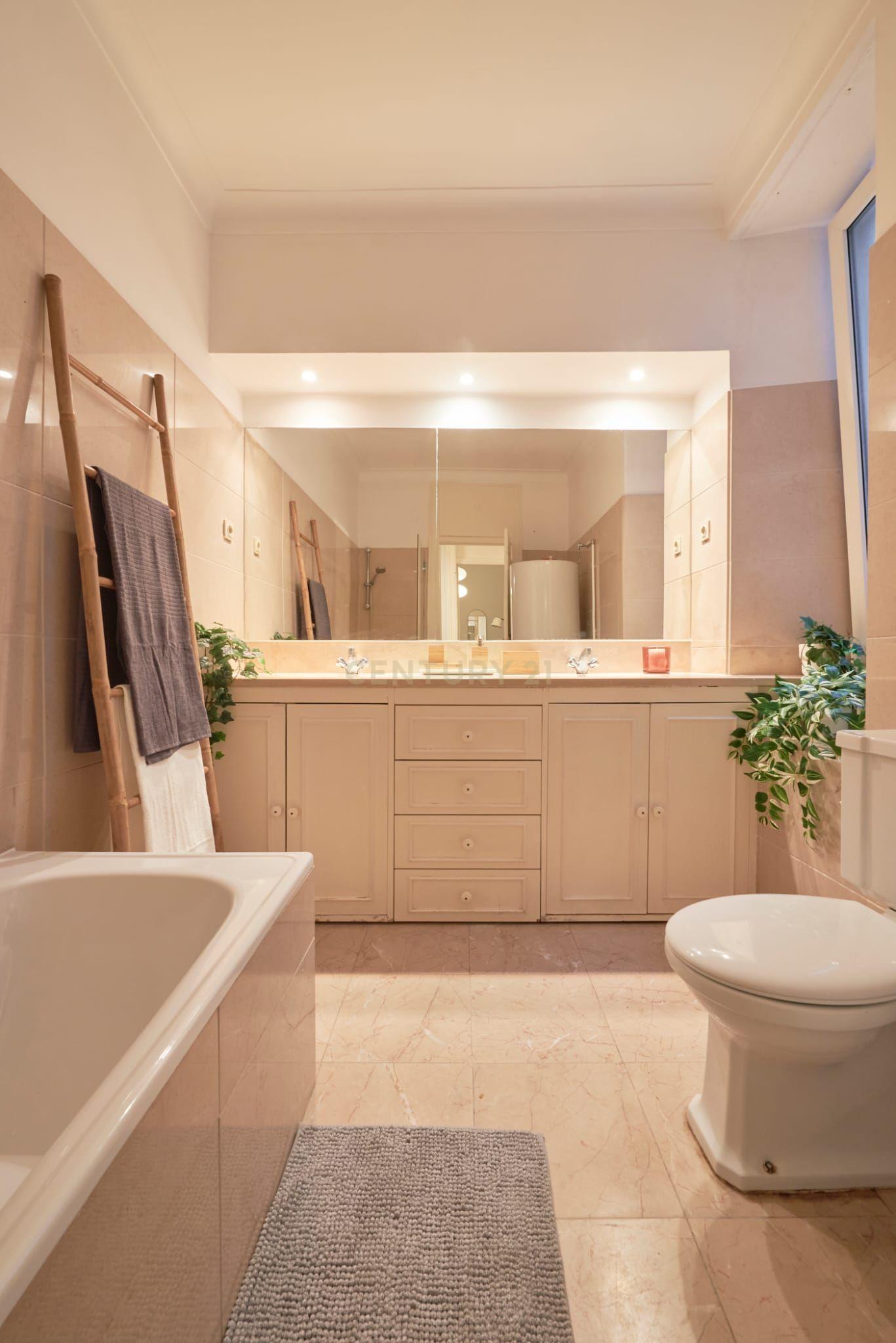 Apartamento com 11 quartos na Avenida António Augusto Aguiar - Avenidas Novas - Image 9