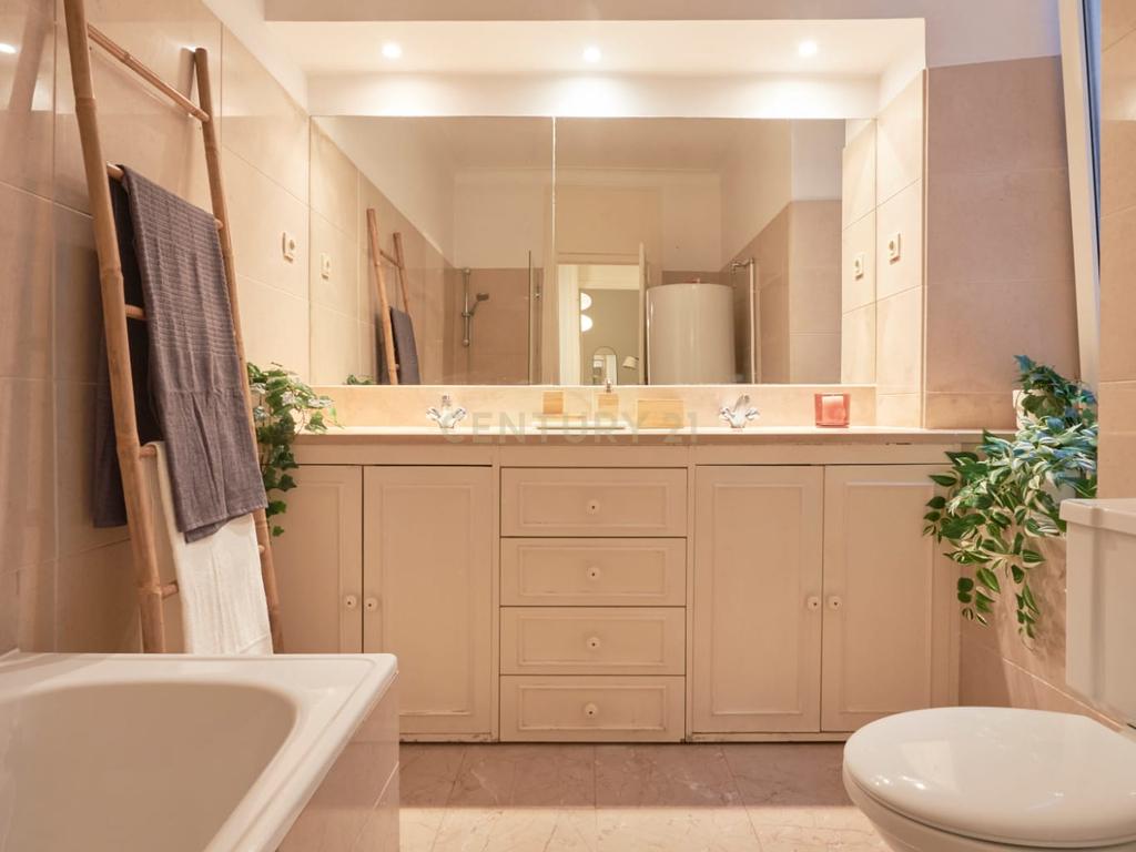 Apartamento com 11 quartos na Avenida António Augusto Aguiar - Avenidas Novas - Image 9