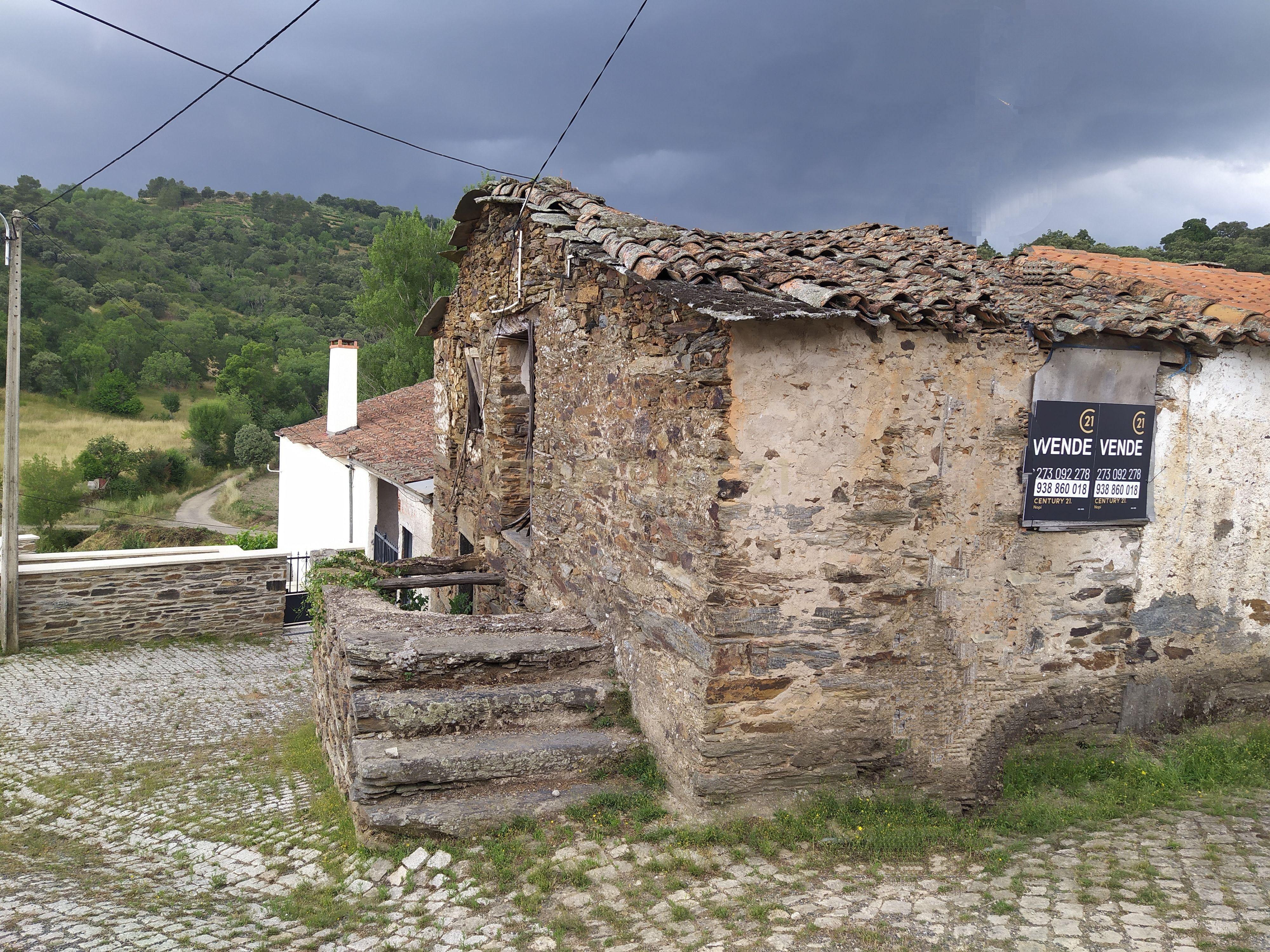 Casa em Ruínas para Recuperação em Veigas, Quintanilha - 30.000€ - Image 1