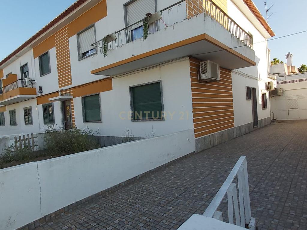 BEJA-ALENTEJO,   Rés-do-Chão com  4 Quartos ,Terraço,  Garagem e espaço exterior,  , - Image 1